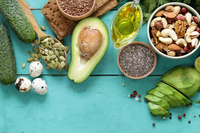 Alimenti ricchi di acidi grassi omega-3: semi di lino, avocado, frutta secca, semi di chia e olio vegetale