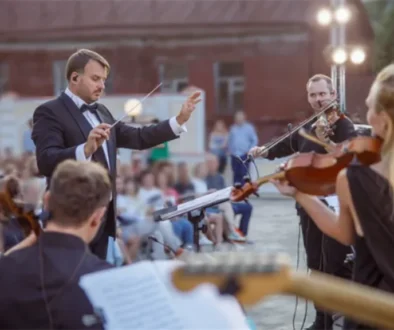 Metabolismo bloccato: orchestra che suona all'aperto, metafora del metabolismo come insieme di organi coordinati