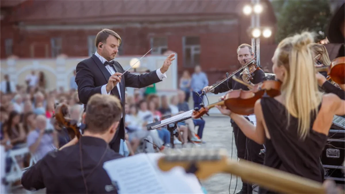 Metabolismo bloccato: orchestra che suona all'aperto, metafora del metabolismo come insieme di organi coordinati